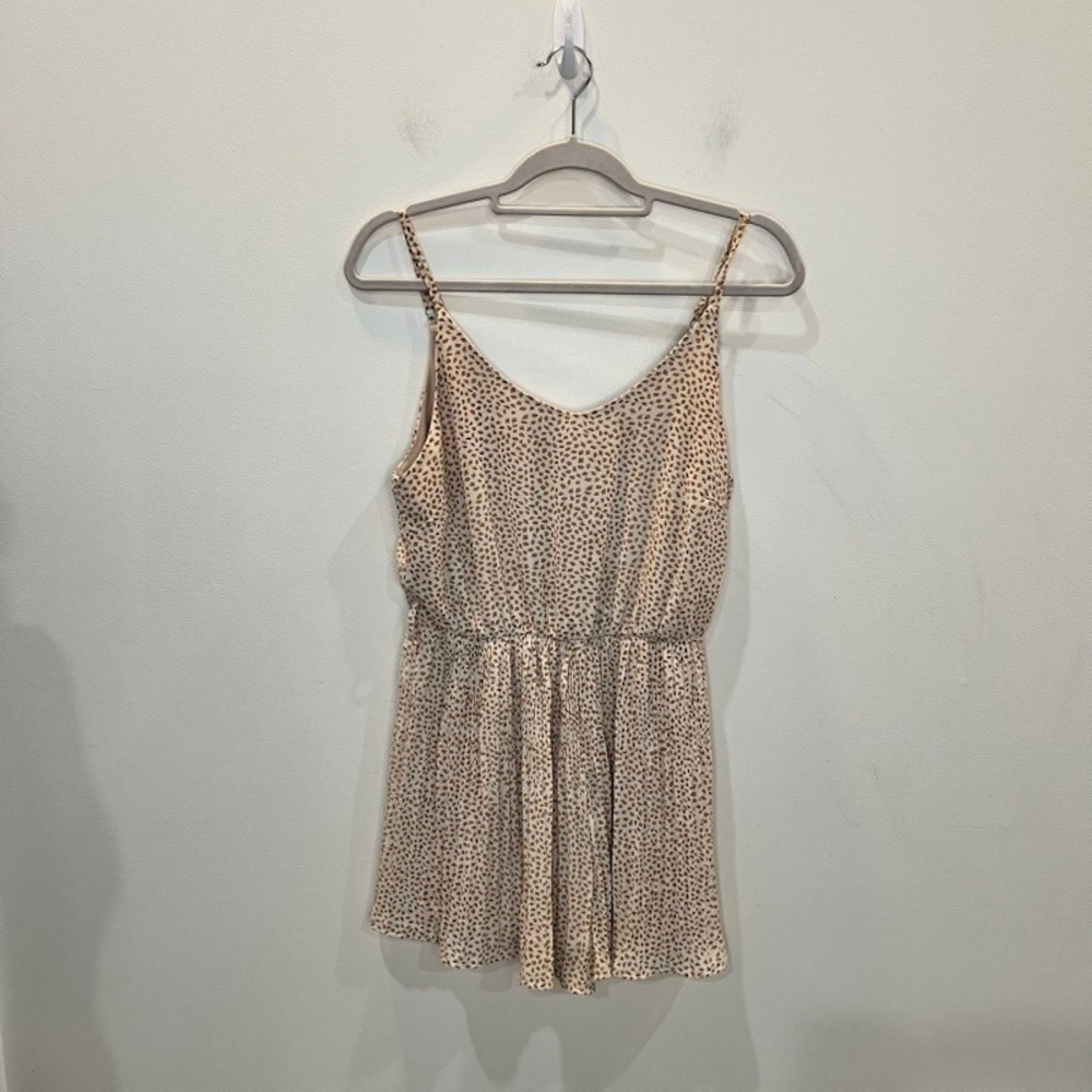 Pants Store Women's Tan Leaf Print Pleated Romper Size Small  V-Neck Sleeveless